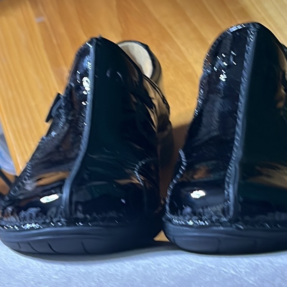 Ladies Clarks Un Structured Slip On Shoes Un Loop patent Leather inside & out - Picture 3 of 12